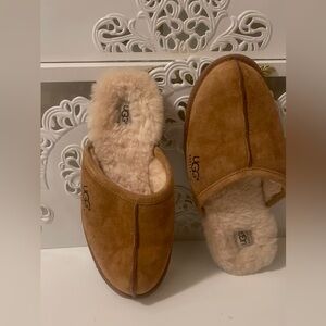 Ugg’s gorgeous means slippers with fur inside in very good condition and clean.